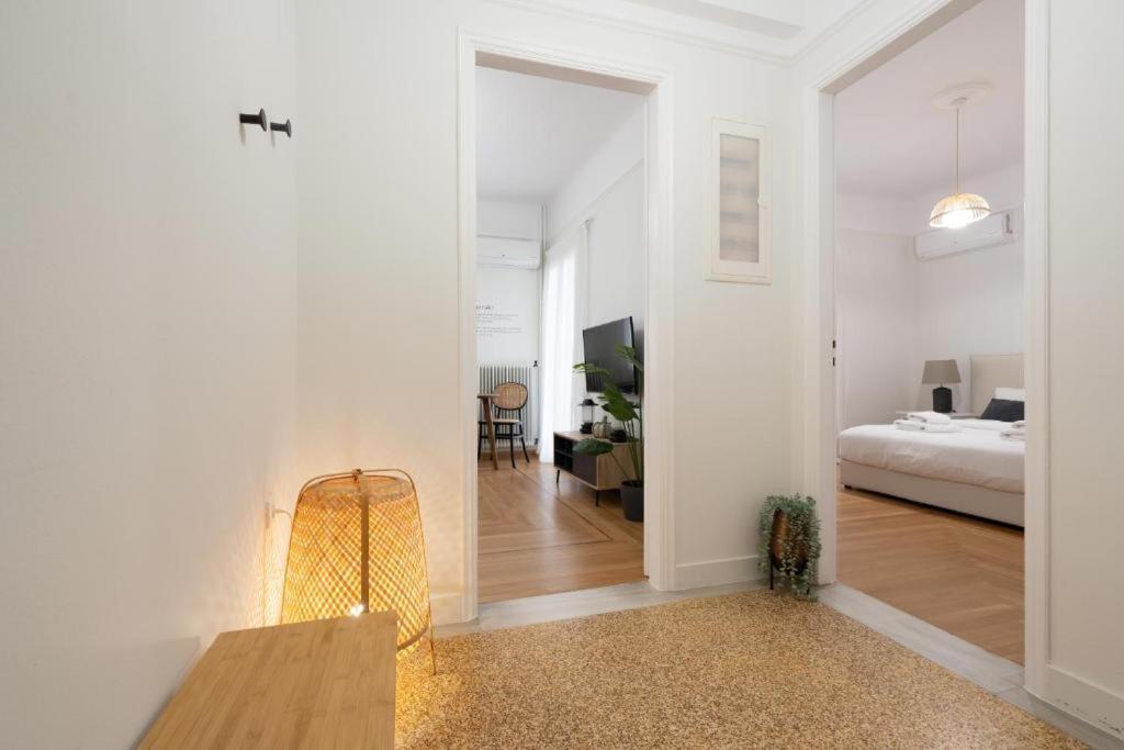 Vibrant Urban Getaway: Modern 1-Bedroom Near Bars, Parks, And Metro Athena Bagian luar foto