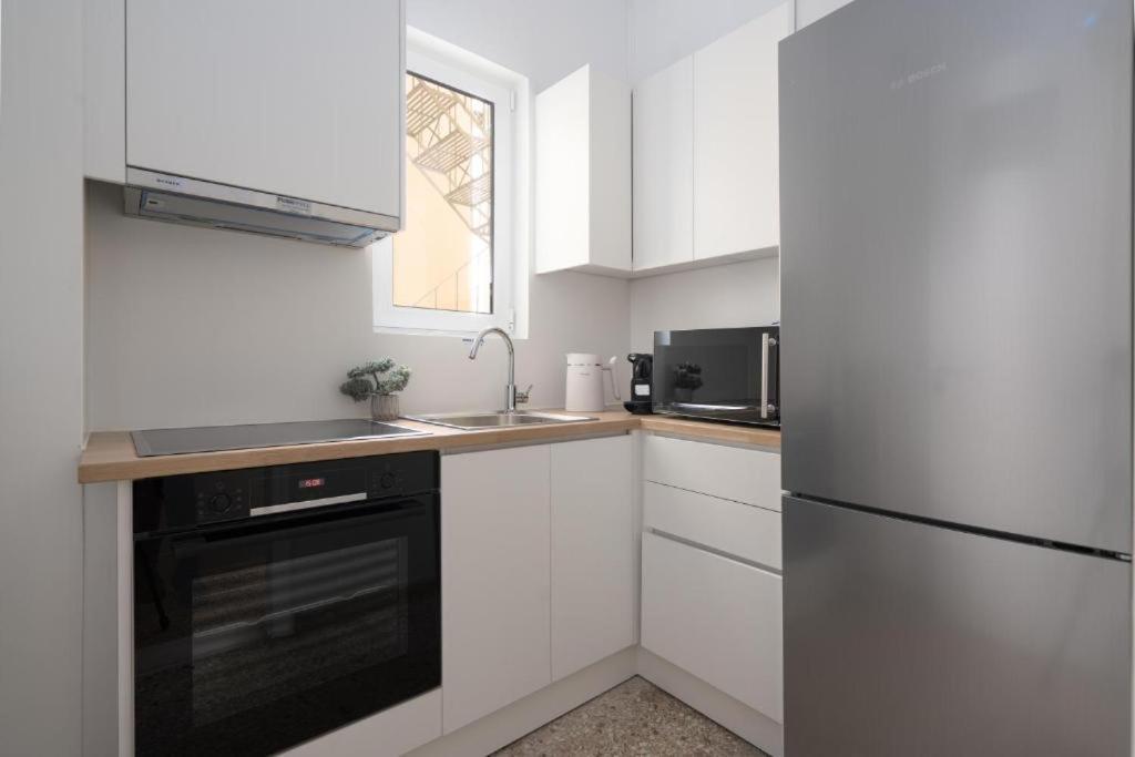 Vibrant Urban Getaway: Modern 1-Bedroom Near Bars, Parks, And Metro Athena Bagian luar foto