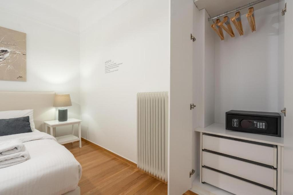 Vibrant Urban Getaway: Modern 1-Bedroom Near Bars, Parks, And Metro Athena Bagian luar foto